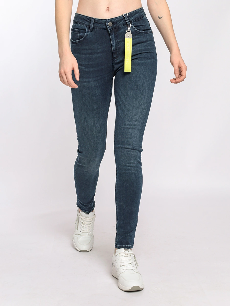 Укороченные узкие джинсы с ярким брелоком